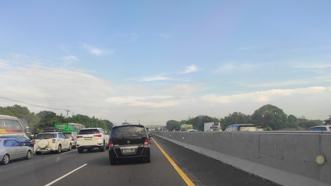 Ilustrasi berkendara di jalan tol