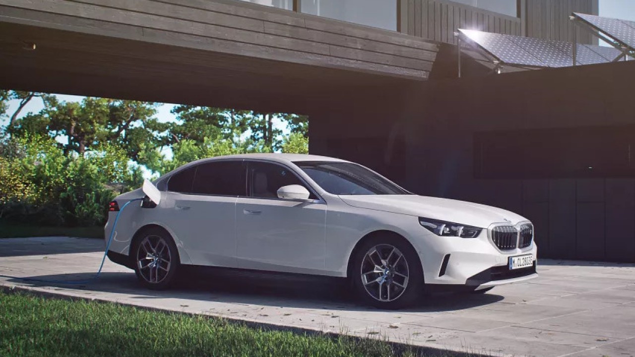 Mobil Listrik BMW i5/Ist