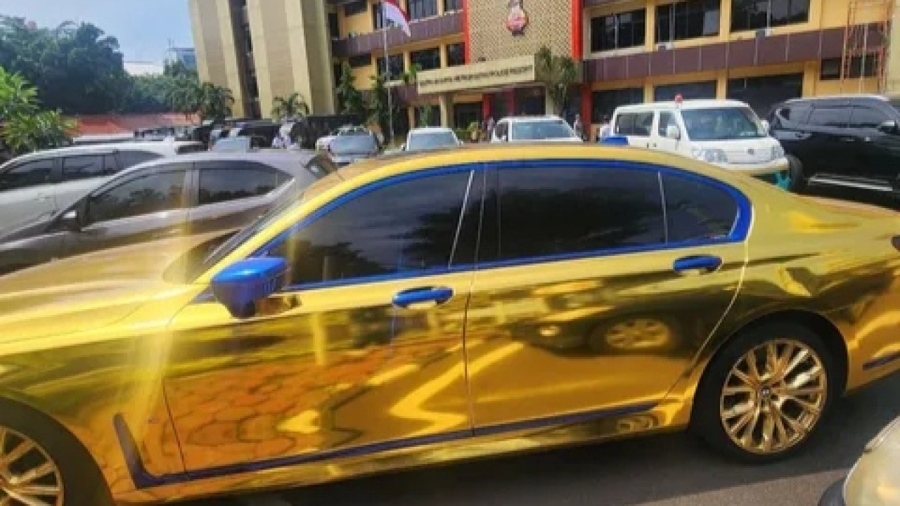 BMW 'emas' yang diamankan Polres Metro Jakarta Selatan. (Merdeka)