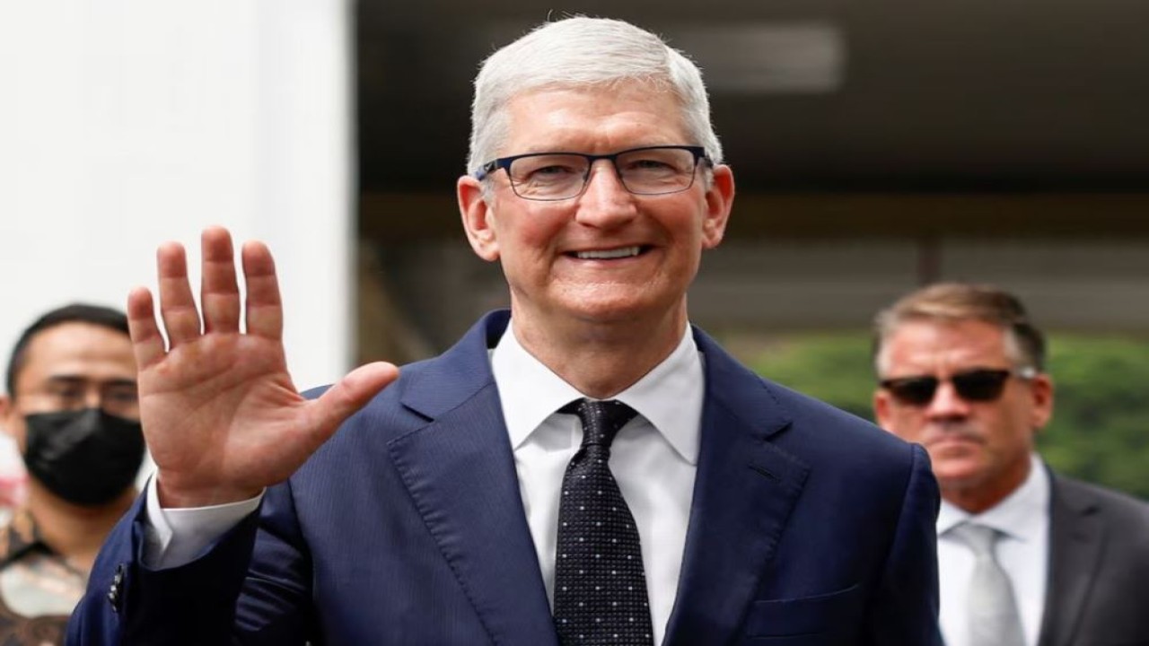 CEO Apple Tim Cook melambai kepada wartawan usai pertemuannya dengan Presiden Joko Widodo (Jokowi) di Istana Kepresidenan Jakarta, Indonesia, pada 17 April 2024. (Foto: Willy Kurniawan/Reuters)