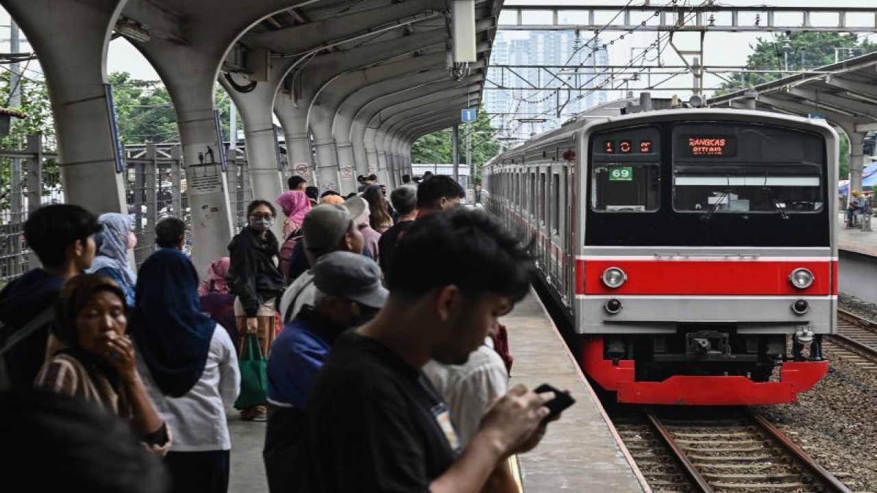 Sejumlah penumpang menunggu gerbong kereta rel listrik (KRL) Commuterline Jabodetabek di Stasiun Kebayoran, Jakarta, Sabtu (9/12/2023). ANTARA FOTO/Sulthony Hasanuddin/YU