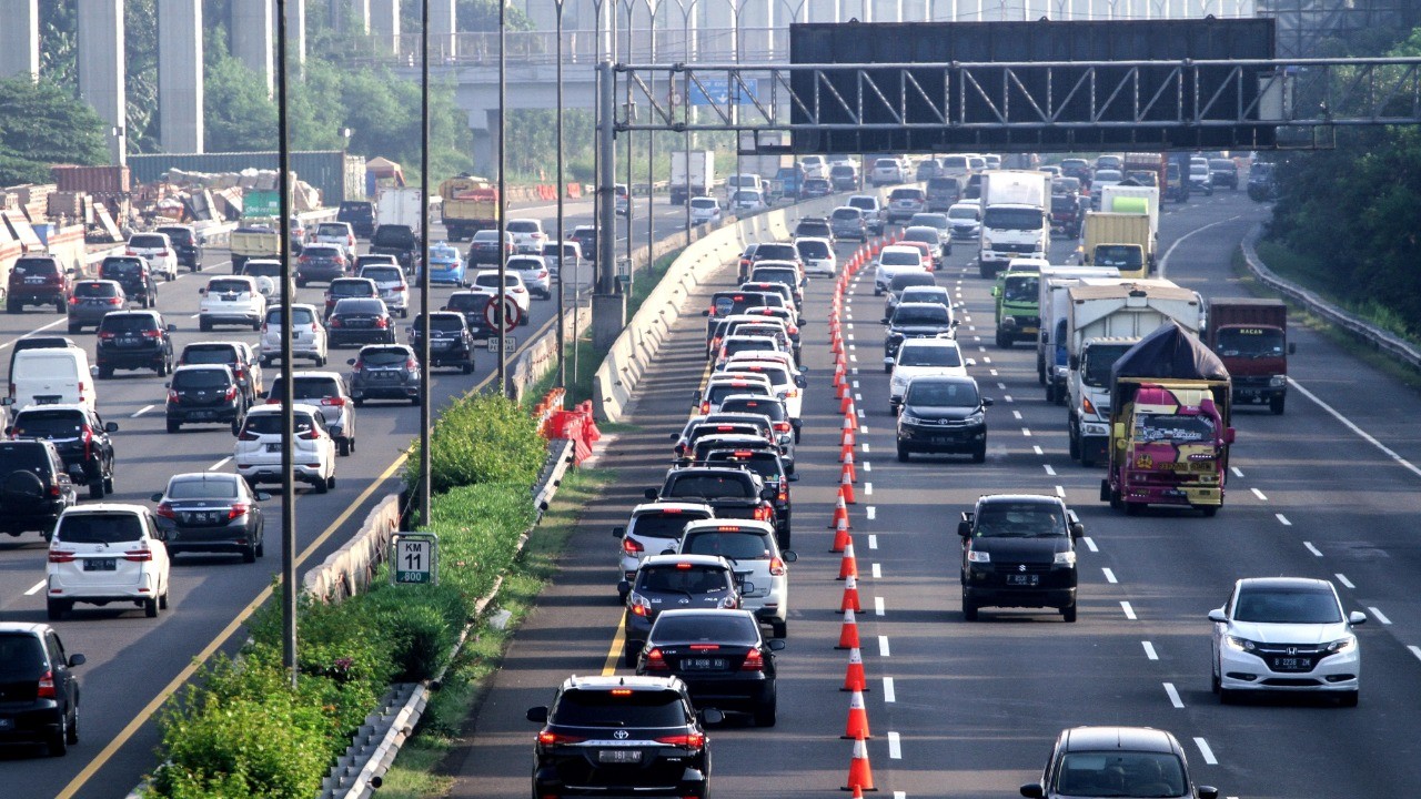 Kepolisian menerapkan kebijakan contraflow di jalan tol untuk relaksasi lalu lintas selama arus mudik Lebaran 2024/ist