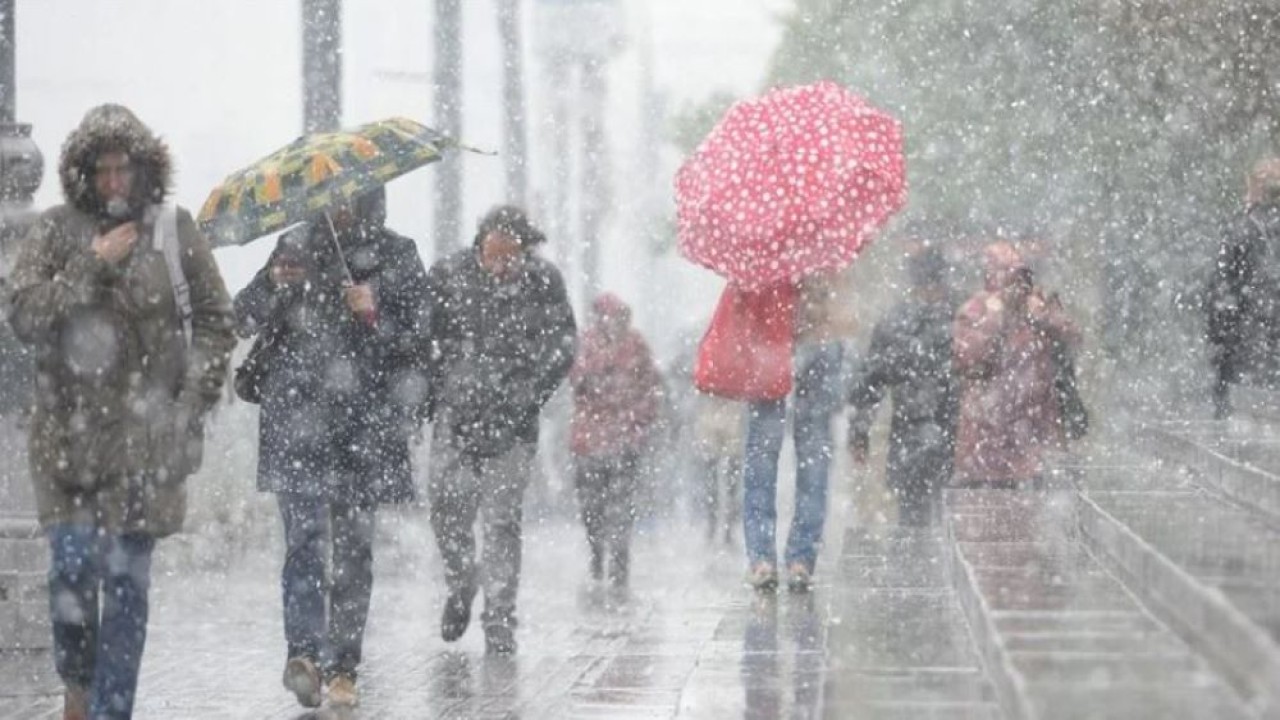 Cuaca buruk melanda ibu kota Rusia, Moskow, pada Rabu (3/4/2024). (Foto: Anadolu Agency)