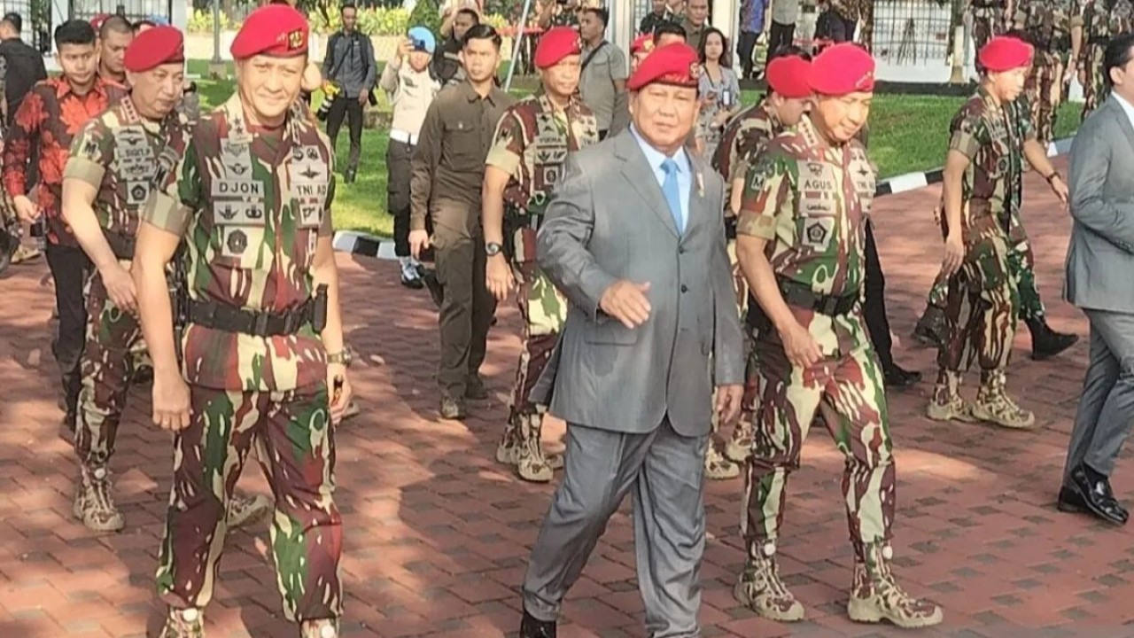 Menhan yang juga presiden terpilih Prabowo Subianto, saat menghadiri upacara peringatan HUT ke-72 Kopassus. (Antara)