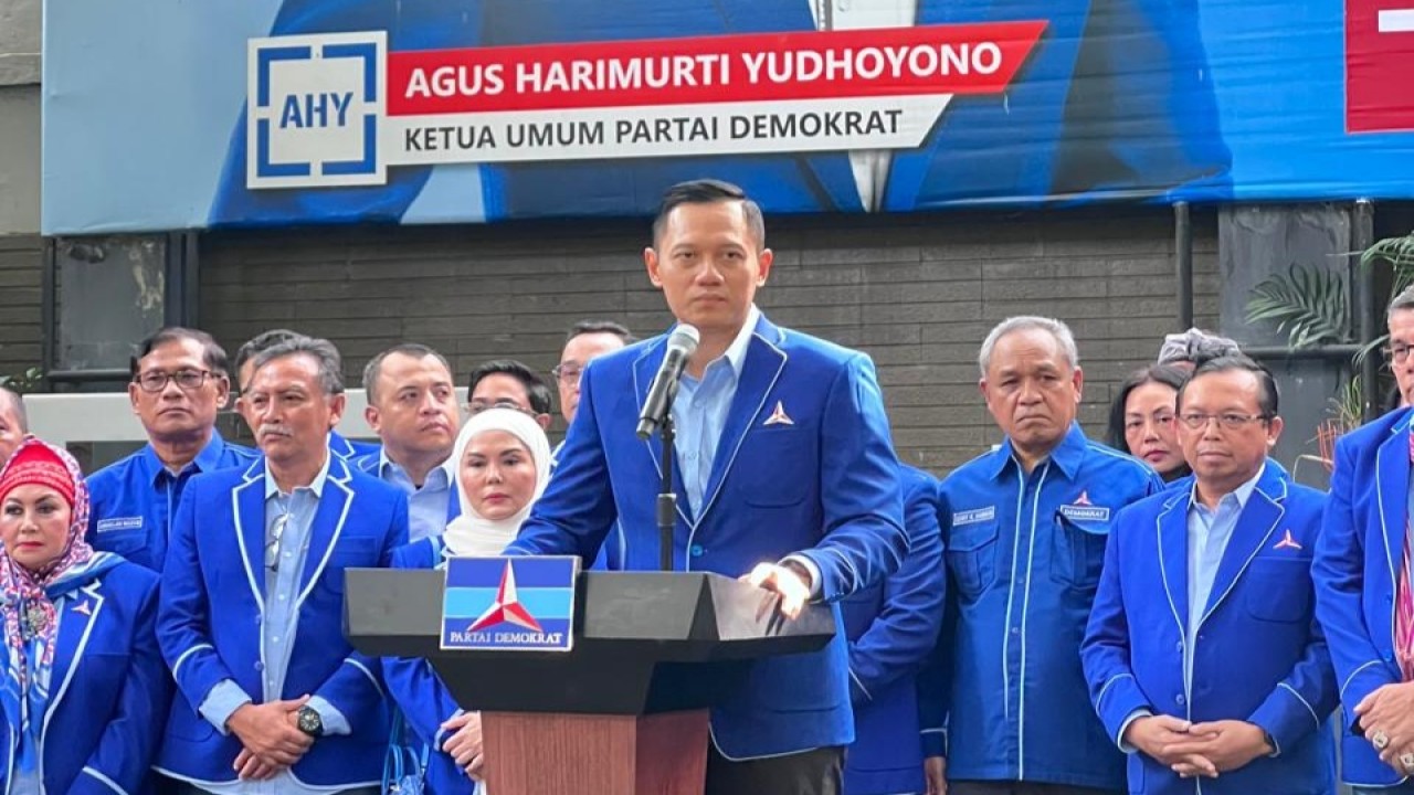 Ketua Umum Partai Demokrat Agus Harimurti Yudhoyono (AHY) saat menggelar konferensi pers menyikapi putusan MK terkait sengketa hasil Pilpres 2024.
