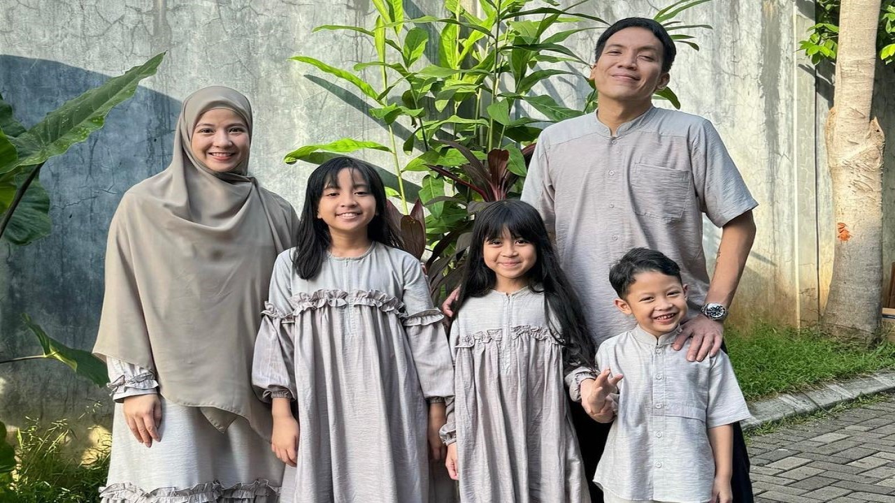 Desta dan Natasha Rizky bersama anak-anaknya - foto: (Instagram)