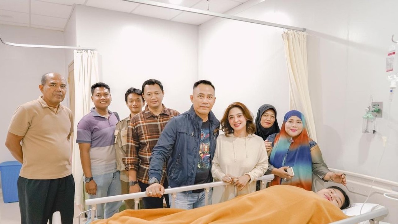 Dewi Perssik bersama Rosa Melianti yang baru melahirkan anak pertama/Instagram