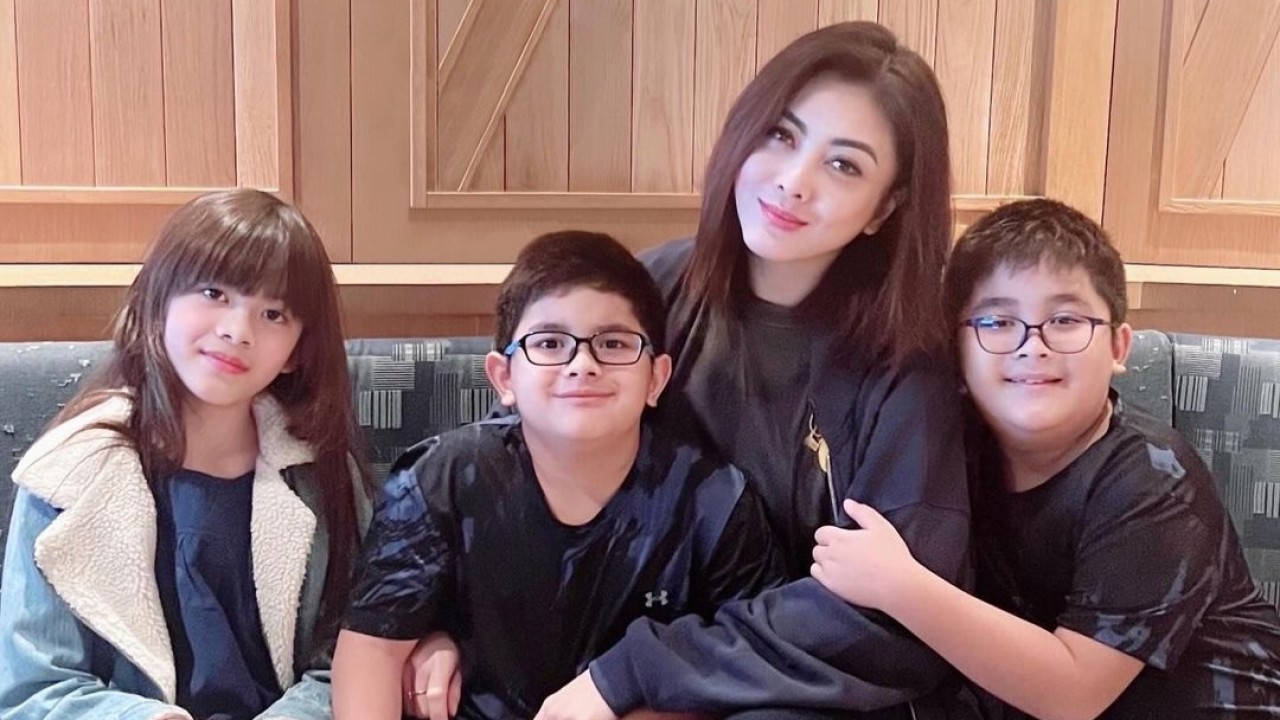 Dhena Devanka bersama anak-anaknya/Instagram