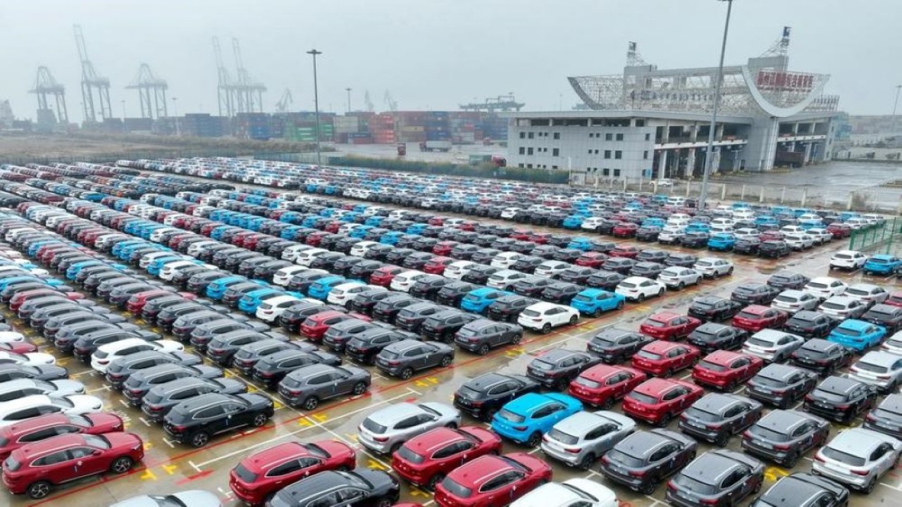 Penampakan kendaraan untuk di ekspor di Pelabuhan Jiangyin Fuzhou di Provinsi Fujian, China tenggara, pada 30 Januari 2024. (Foto: Lin Shanchuan/Xinhua)