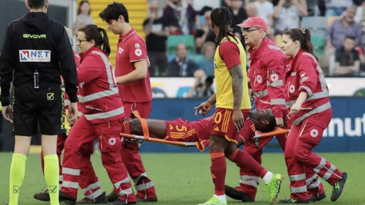 Evan Ndicka Kolaps di laga kontra Udinese