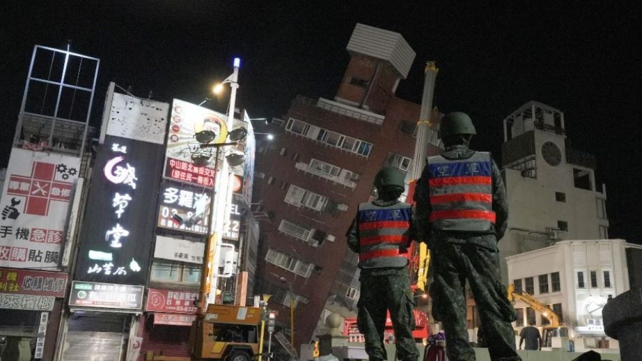 Tentara berdiri di dekat lokasi runtuhnya bangunan akibat gempa bumi, di Hualien, Taiwan, 3 April. (Foto: Walid Berrazeg/Reuters)