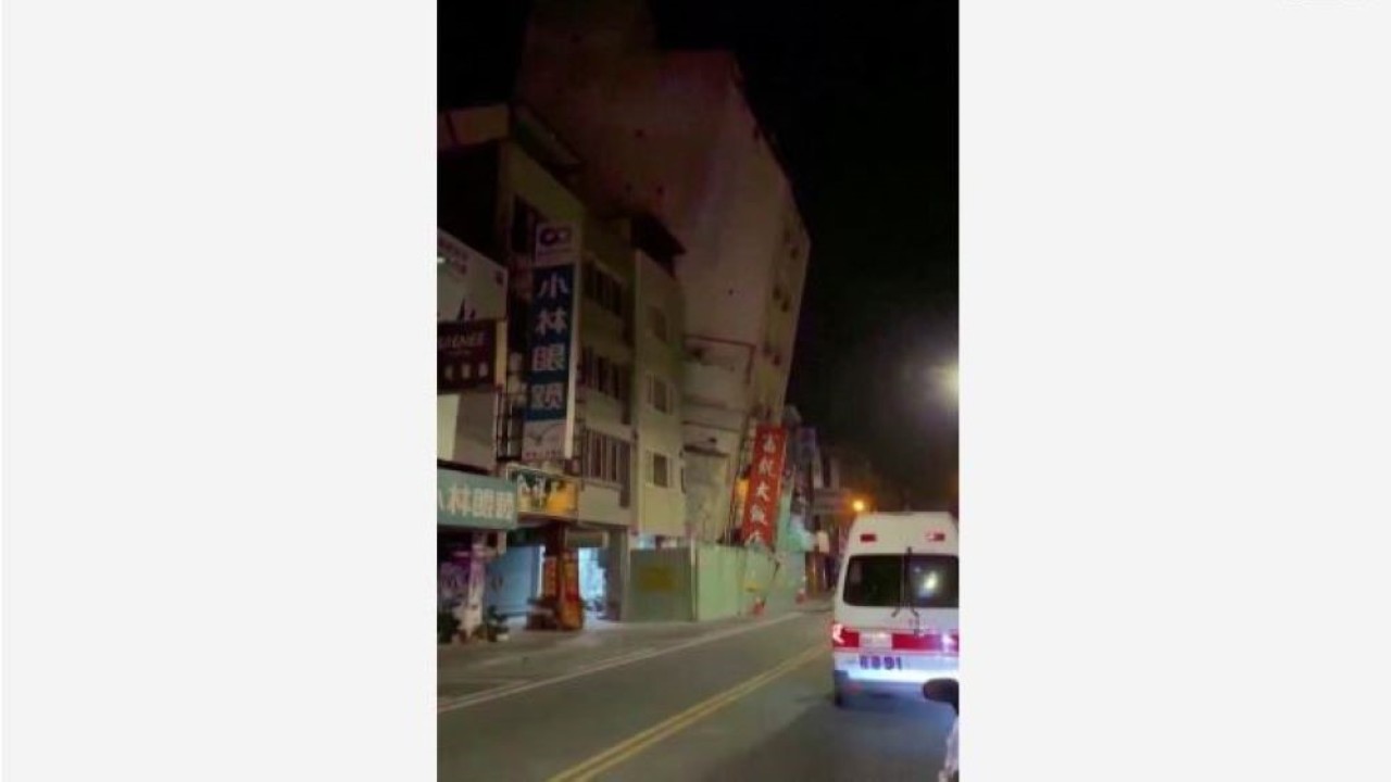 Sebuah hotel, yang tidak beroperasi setelah sebelumnya rusak akibat gempa 3 April, miring ke satu sisi setelah serangkaian gempa bumi, di Hualien, Taiwan 23 April 2024. (Foto: Departemen Pemadam Kebakaran Nasional Taiwan via Reuters)