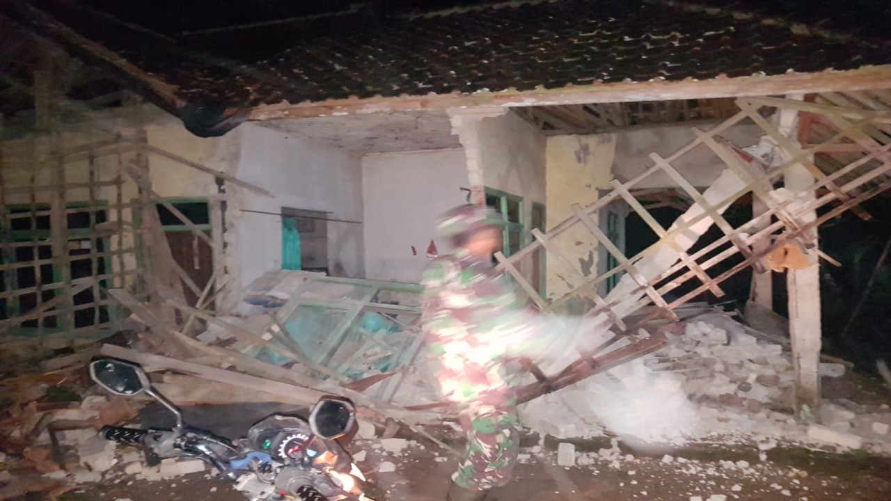 Gempa Garut mengakibatkan sejumlah rumah warga hancur/ist