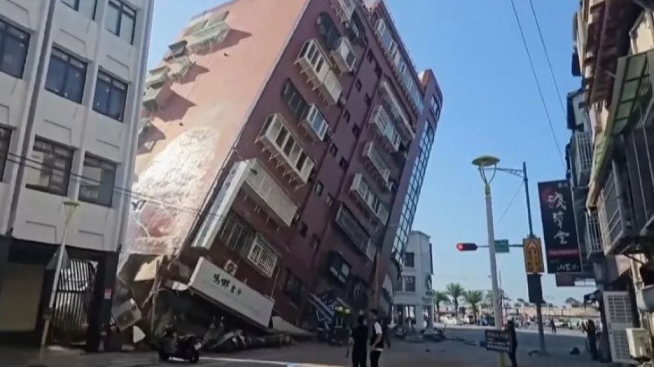 Gedung yang hampir roboh saat gempa magnitudo mengguncang Taiwan pada Rabu (3/4/2024). (Foto: BBC)