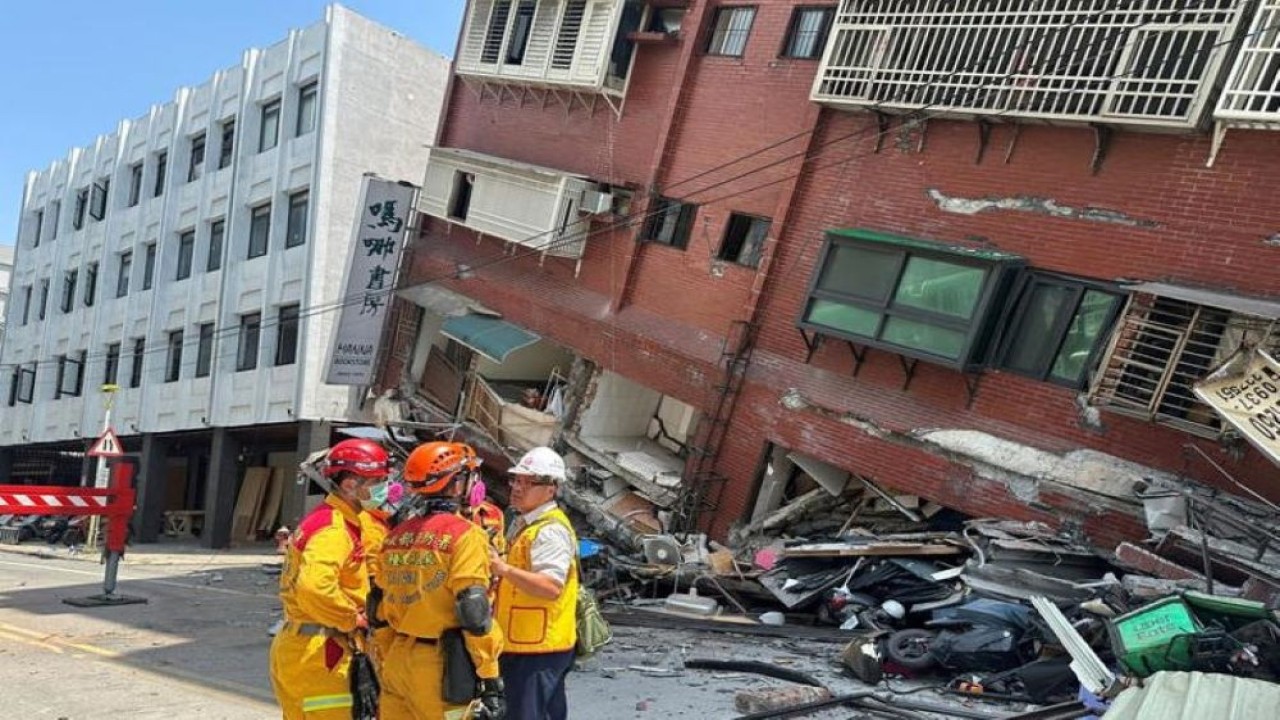 Petugas pemadam kebakaran bekerja di lokasi bangunan yang runtuh di Hualien, 3 April 2024 akibat gempa dahyat. (Foto: Reuters)