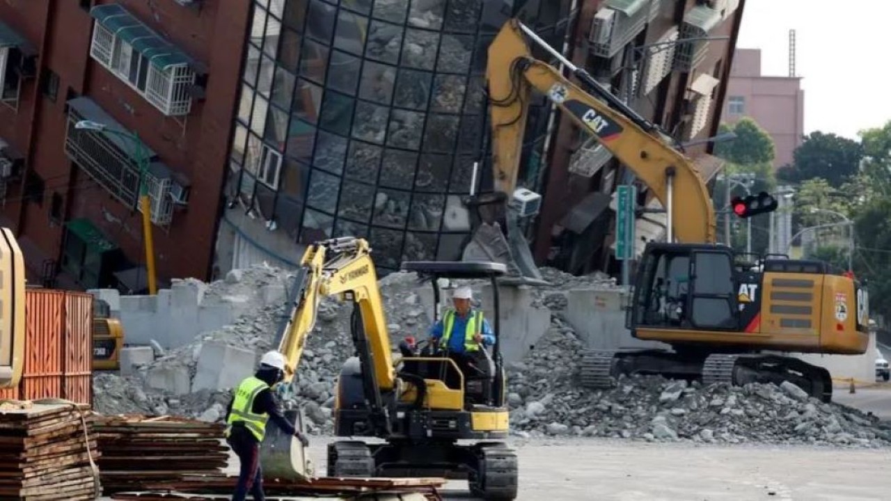 Para pekerja melakukan operasi di lokasi runtuhnya bangunan akibat gempa Taiwan, di Hualien, pada 4 April 2024. (Foto: Reuters)