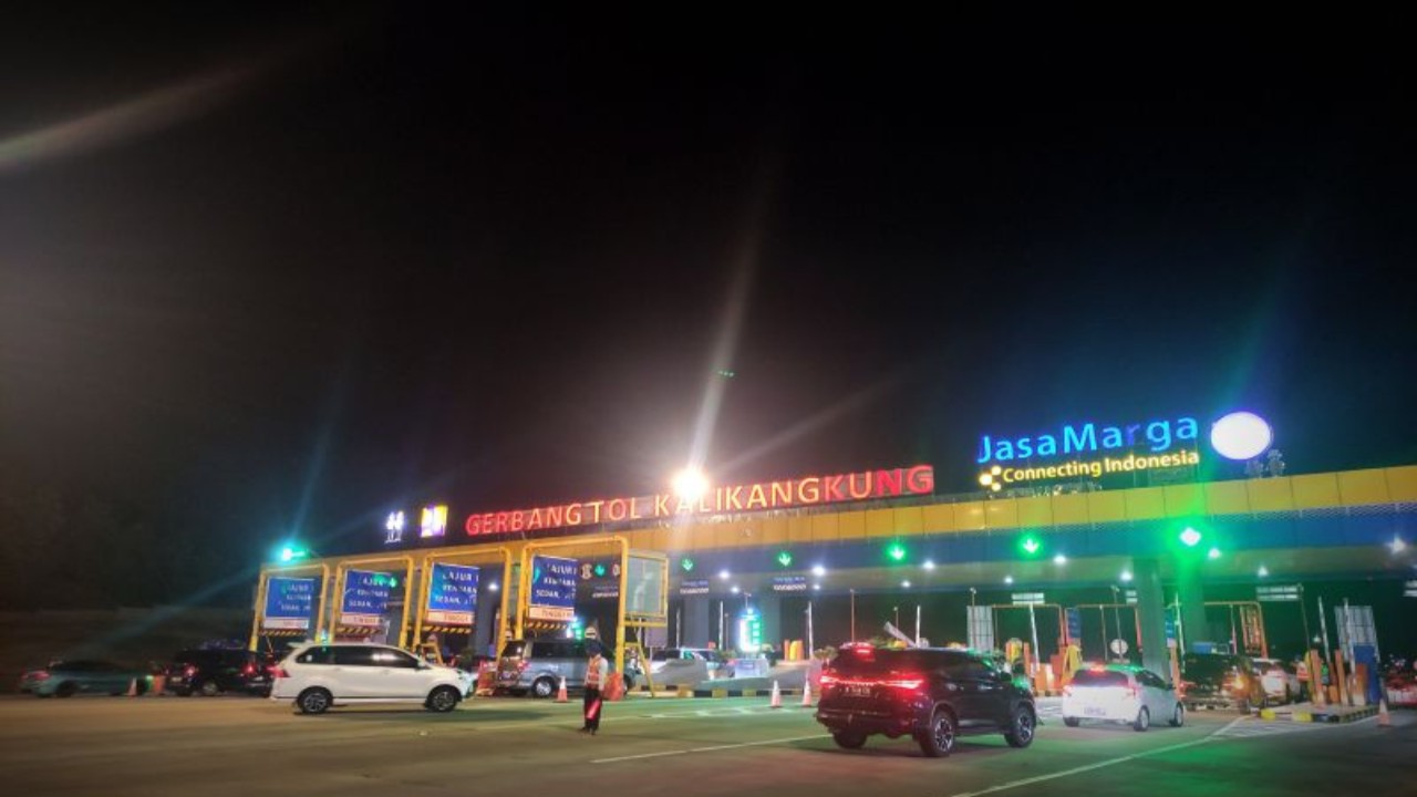 Petugas mengatur sejumlah kendaraan yang melintas menuju Gerbang Tol (GT) Kalikangkung, Semarang, Jawa Tengah. (Antara)