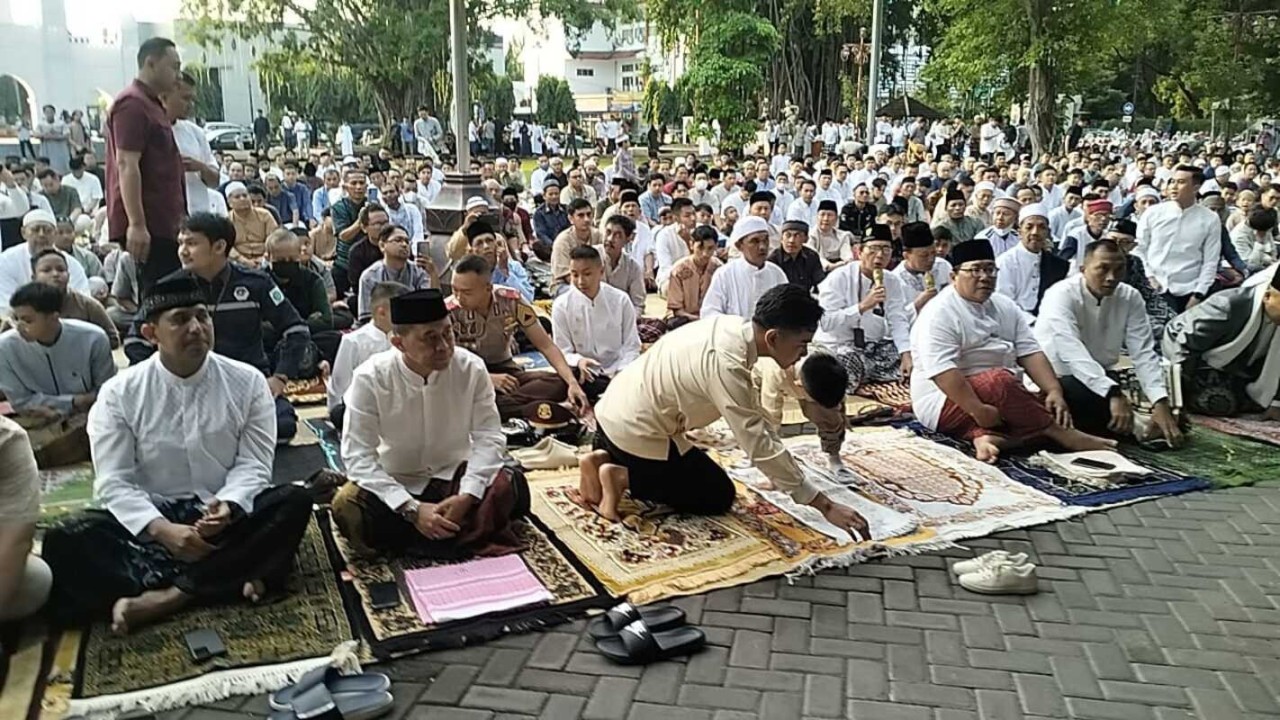 Gibran Rakabuming Raka menunaikan salat Idulfitri 1445 H/2024 di Balai Kota Solo/ist