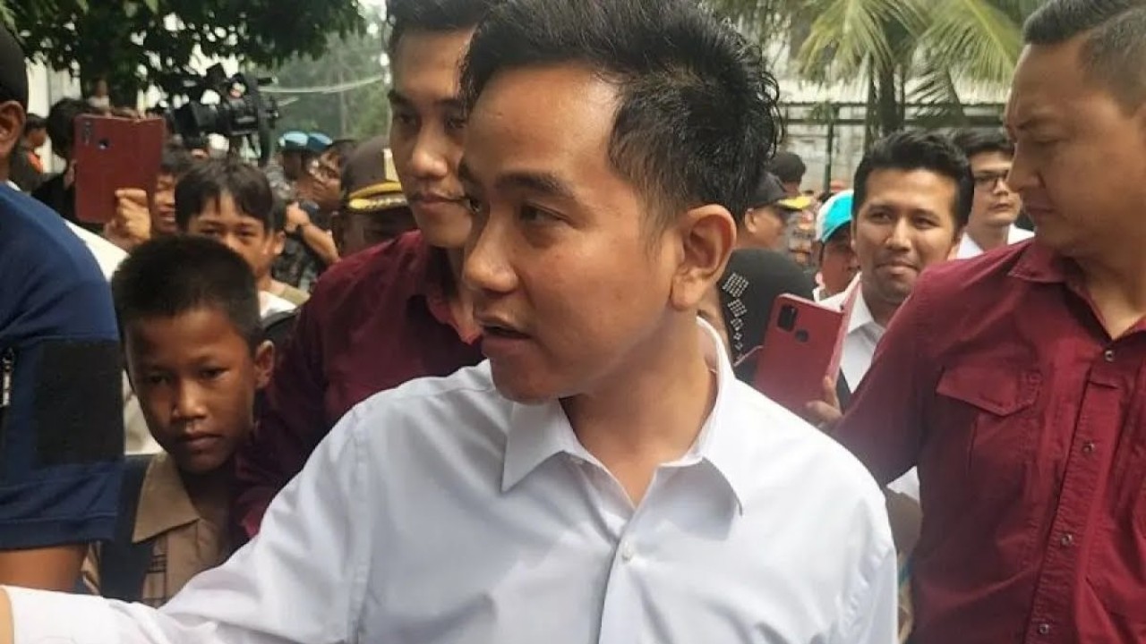 Wakil presiden terpilih Gibran Rakabuming Raka saat mengunjungi warga di Rusun Muara Baru, Penjaringan, Jakarta Utara. (Antara)