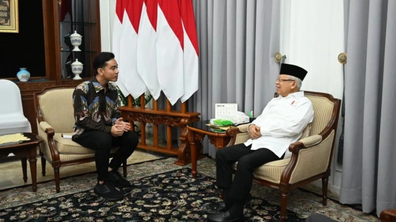 Wakil presiden terpilih Gibran Rakabuming Raka, menemui Wapres Ma'ruf Amin di rumah dinasnya. (Antara)
