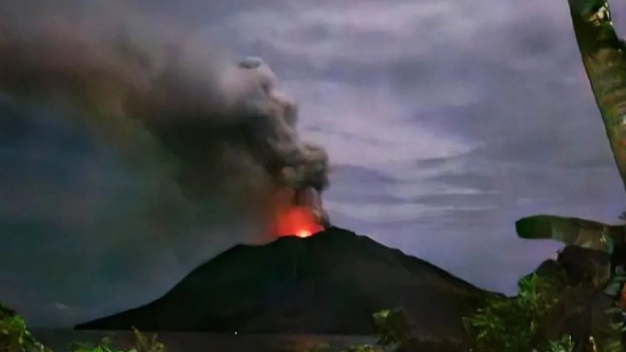 Erupsi Gunung Ruang. (Antara)