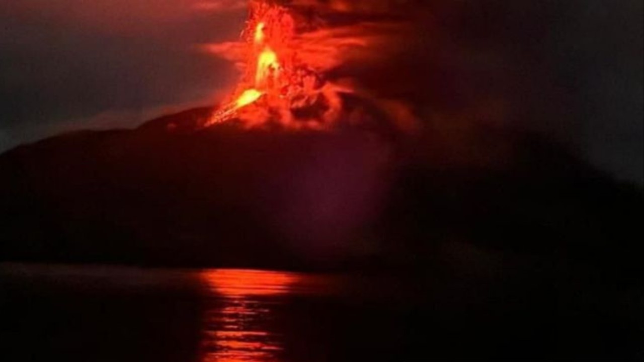 Gunung Ruang di Kabupaten Sitaro, Sulawesi Utara yang kembali mengalami erupsi, Selasa (30/4/2024). (Antara)