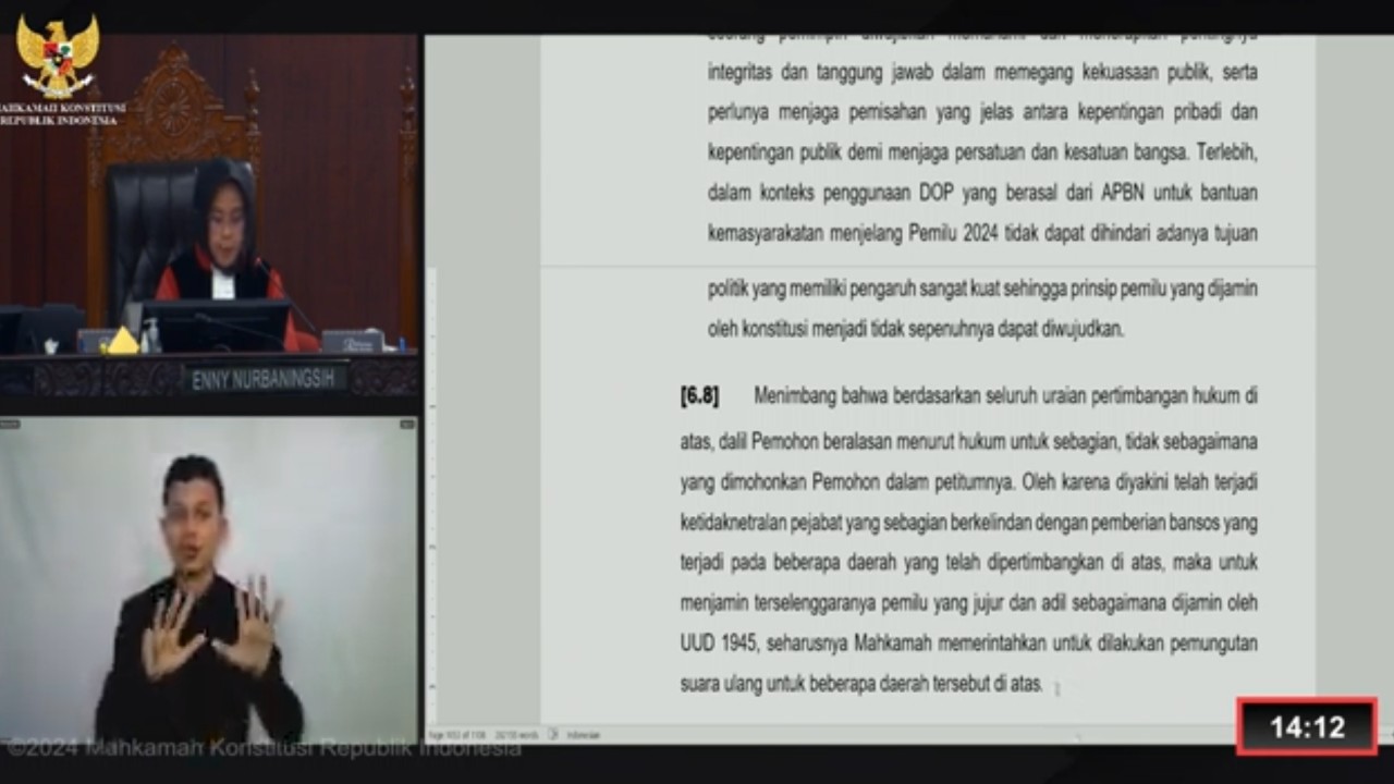 Hakim Konstitusi Enny Nurbaningsih saat menjelaskan alasan dissenting opinion. (YouTube)