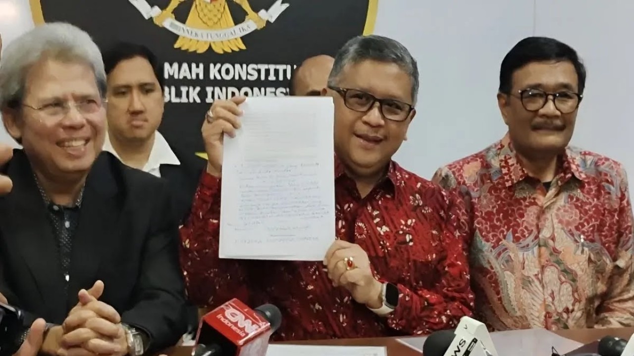 Sekjen PDIP Hasto Kristiyanto saat menunjukkan surat Megawati. (Antara)