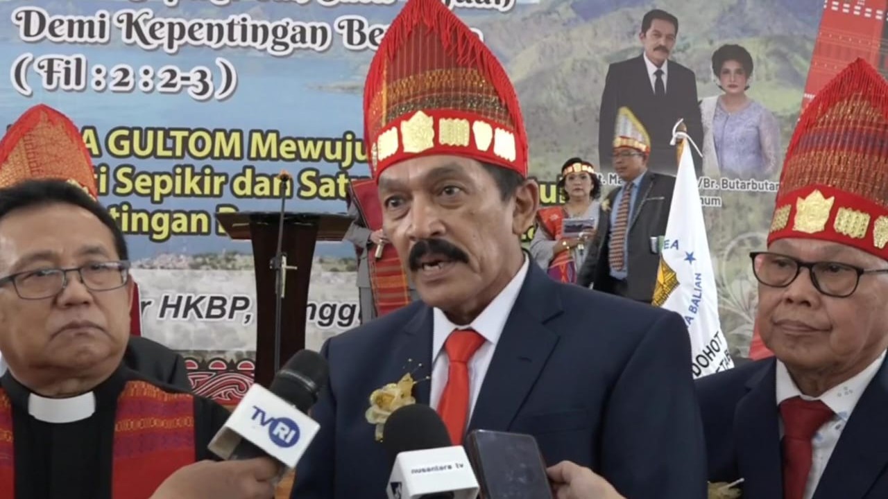 Ketua Umum Punguan Toga Gultom Dohot Boruna Se-Jadetabek, St. Mangara Gultom didampingi jajaran pengurus memberikan keterangan pers di Sopo Marpingkir HKBP Pulo Gebang Jakarta, Minggu (28/4/2024).