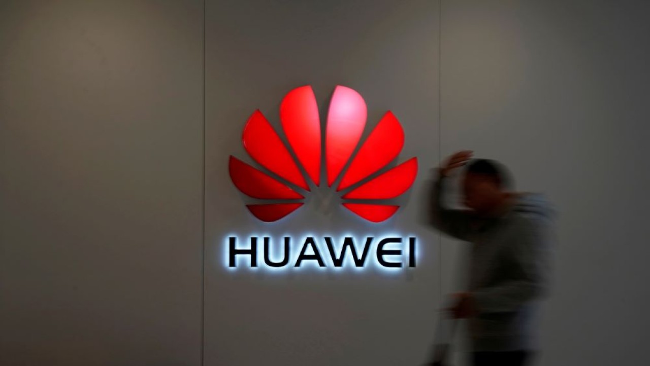 Seorang pria berjalan melewati logo Huawei di sebuah pusat perbelanjaan di Shanghai, China, 6 Desember 2018. (Foto: Dok/Aly Song/Reuters)