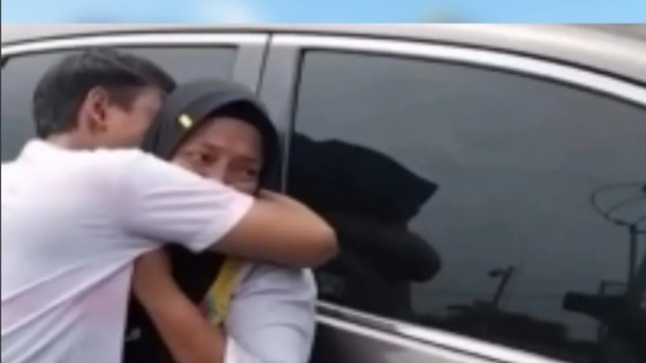 Tangkap layar - Seorang ibu bernama Sa'diah tidak dapat menahan kesedihannya saat anaknya ditangkap polisi. (Instagram/infodepok24)