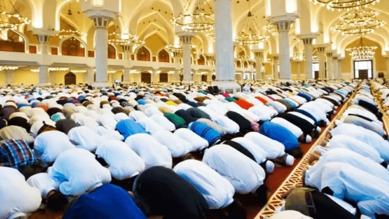 Ilustrasi. Umat Muslim sedang melaksanakan shalat Idul Fitri. (Foto: Istimewa)