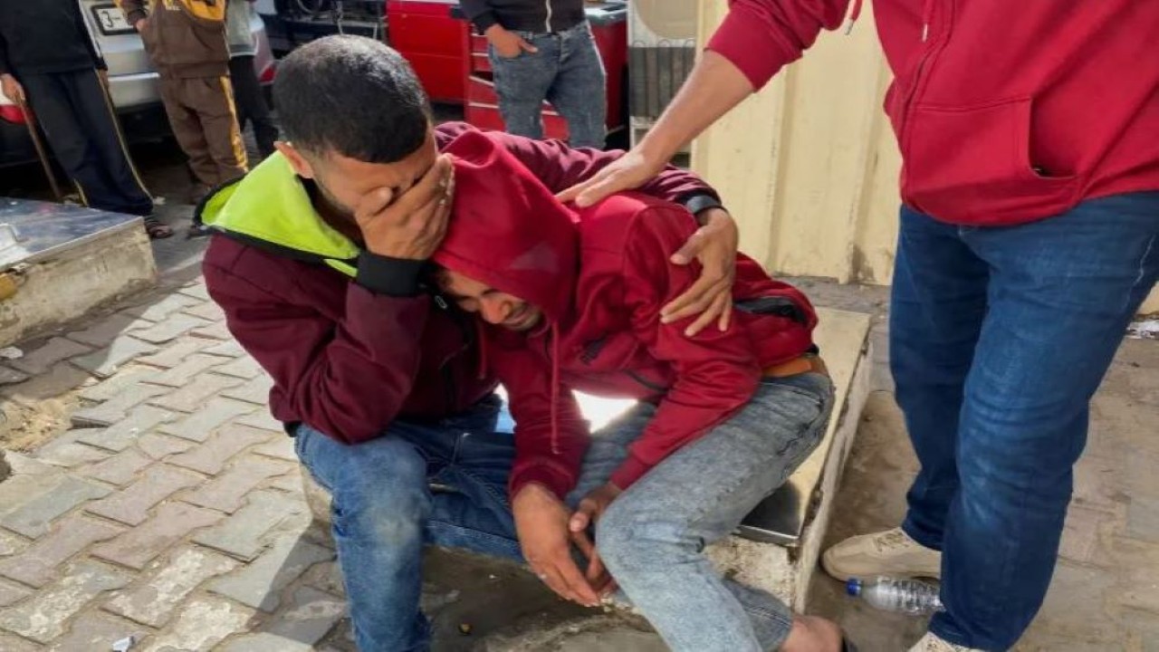 Reaksi para pelayat saat pemakaman sopir truk bantuan Palestina Ismail Abed al-Daya, yang tewas dalam serangan Israel di Rumah Sakit Al-Aqsa di Deir el-Balah, Gaza. (Foto: Doaa Rouqa/Reuters)