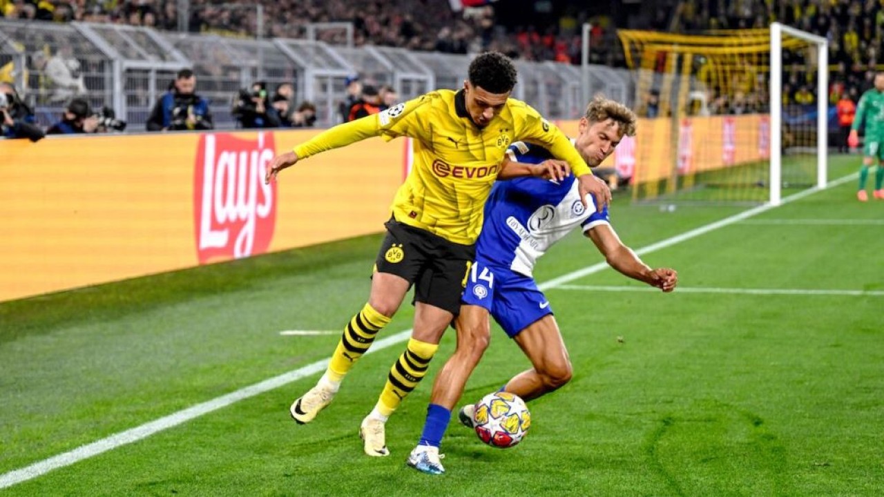 Llorente saat merebut bola dari Jadon Sancho (foto: website bvb.de)