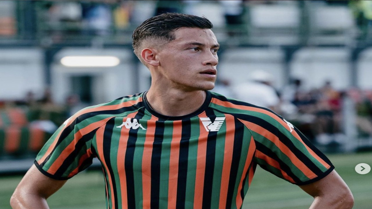 Pemain naturalisasi Indonsia saat mengenakan seragam tim Seri B, Venezia. (Instagram).