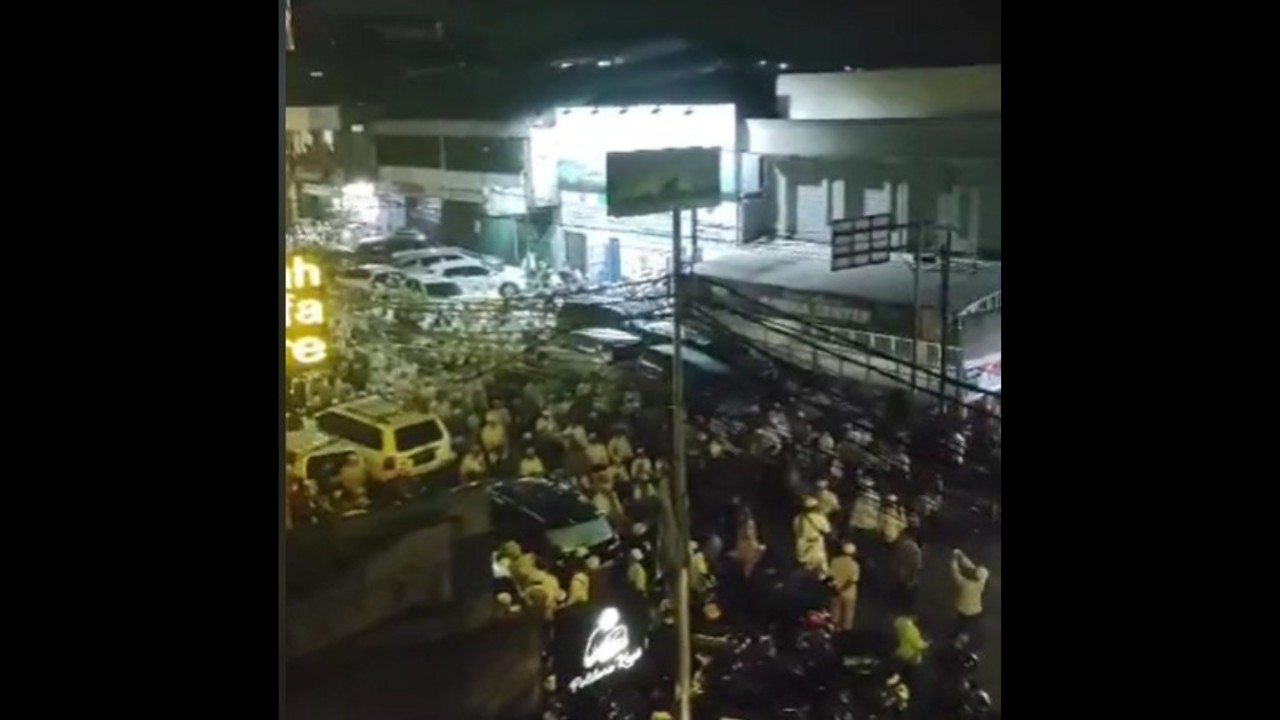 Ribuan jemaah melakukan sholat teraweh bersama. (Tangkap layar)