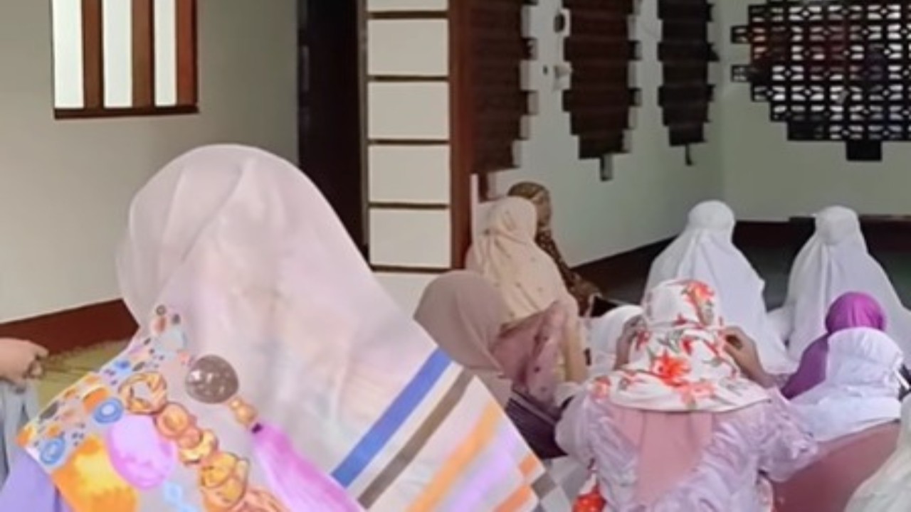 Jamaah Masjid Aolia di Dusun Panggang III, Giriharjo, Panggang, Gunungkidul, Daerah Istimewa Yogyakarta, merayakan shalat Idul Fitri 1445 Hijriah. (Foto: tangkap layar Instagram updatedisini)