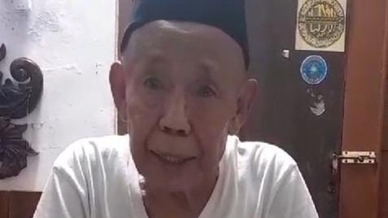 Salah seorang jemaah Masjid Aolia yang menyebut dirinya menelepon Allah SWT dalam penentuan tanggal Hari Raya Idul Fitri. (Tangkapan layar)