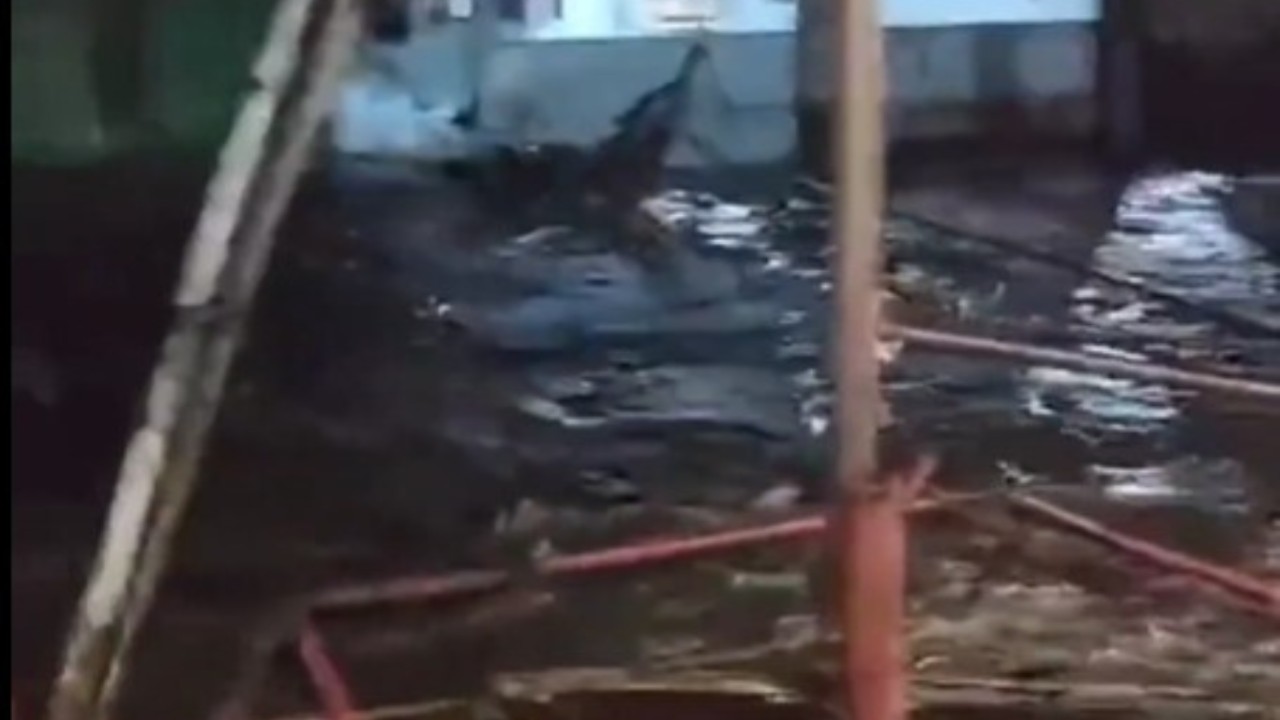 Detik-detik jembatan penghubung rumah warga roboh. (Tangkap layar)