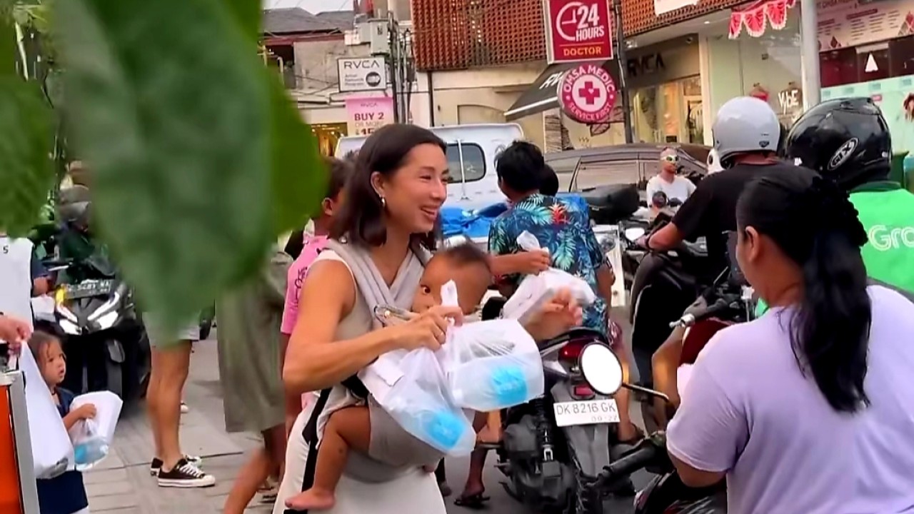 Jennifer Bachdim bagi-bagi takjil sambil menggendong anak/Instagram