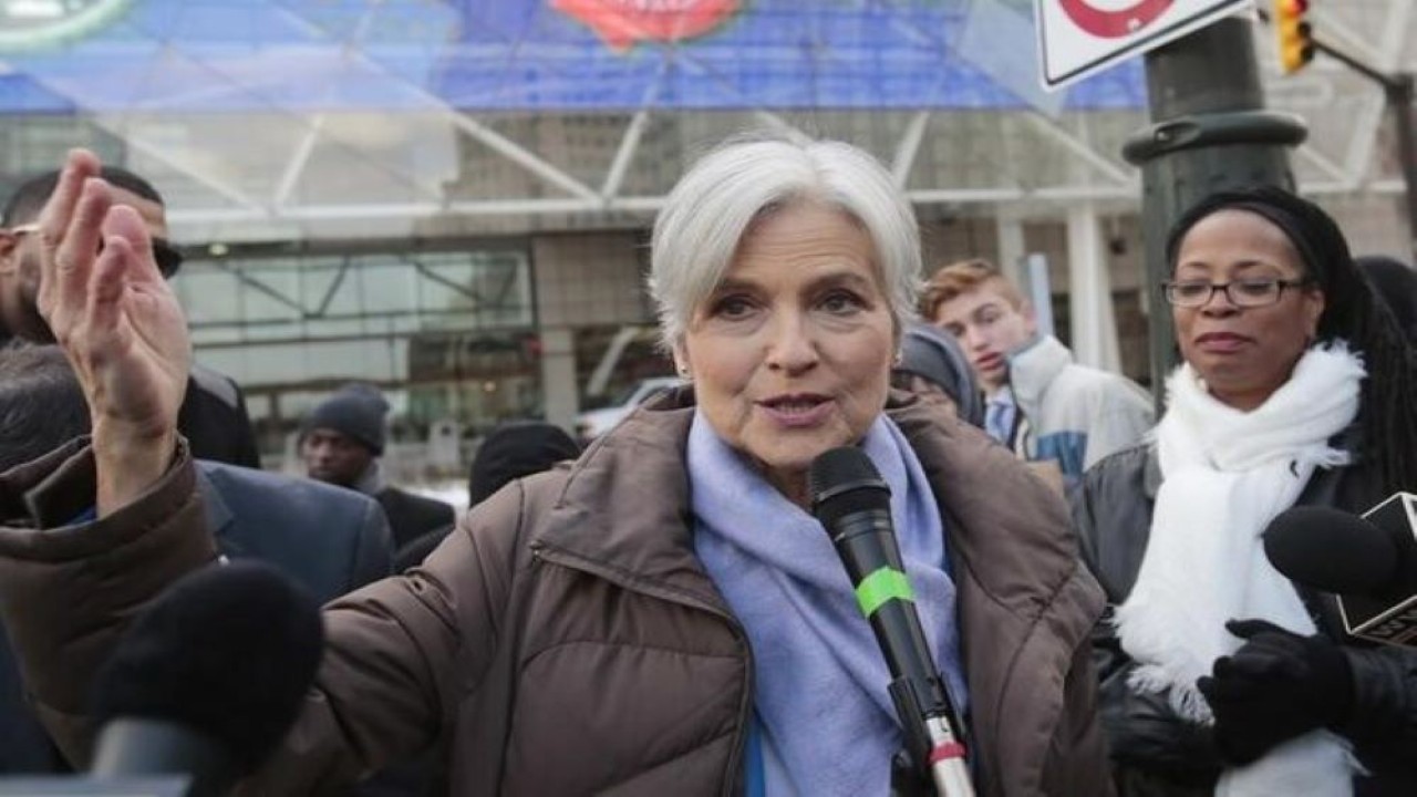 Jill Stein, kandidat presiden AS dari Partai Hijau tahun 2016, mengadakan unjuk rasa dan protes menentang penghentian penghitungan ulang surat suara pemilu di Cobo Center di Detroit, Michigan, 10 Desember 2016. (Foto: Rebecca Cook/Reuters)
