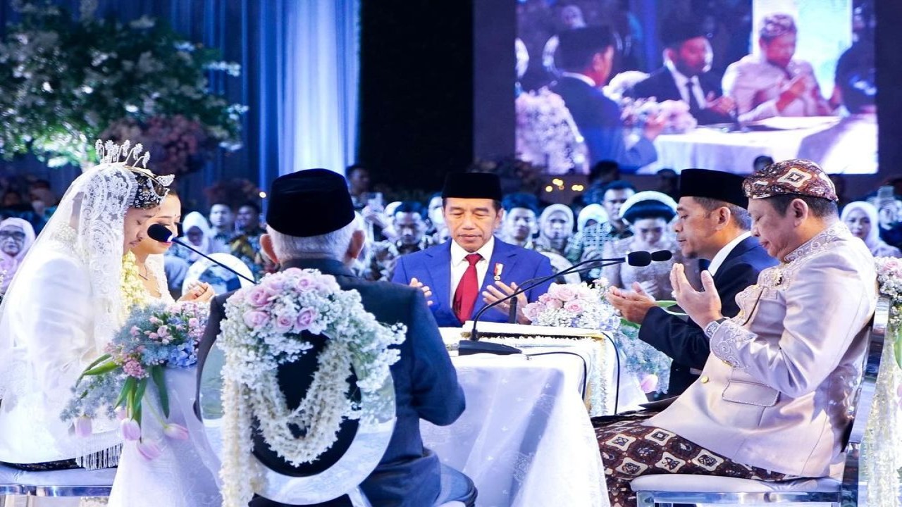 Presiden RI Joko Widodo dan Wakil Presiden RI KH Maruf Amin hadir sebagai saksi pernikahan dari kedua keluarga mempelai. (Instagram/Bambang Soesatyo)