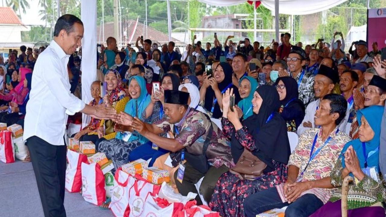 Presiden Jokowi membagikan bansos ke masyarakat yang membutuhkan.