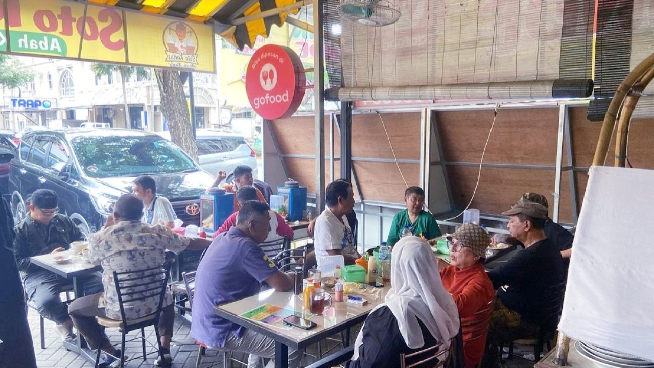 Suasana warung makan soto Kudus Kadir Srimulat/Instagram