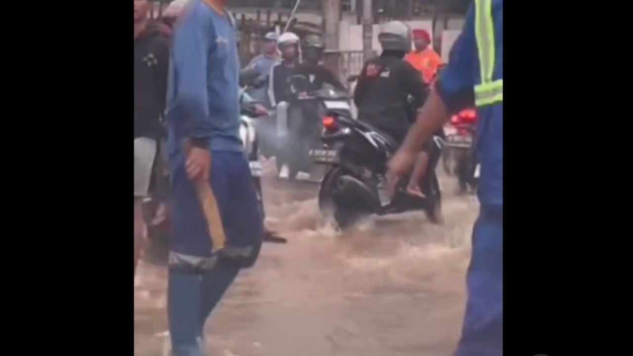 Air kali di pertigaan Hek kembali meluap dan tumpah ke jalan raya sekitar. (Instagram)