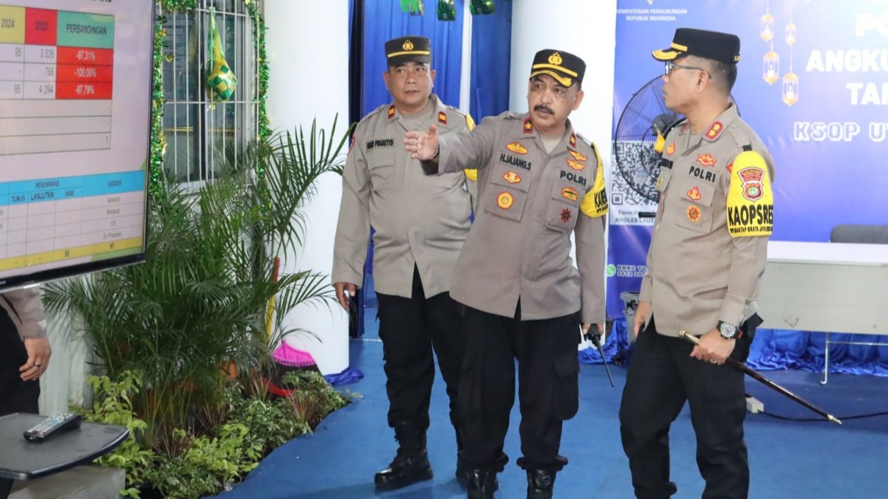 Kapolres Pelabuhan Tanjung Priok AKBP Ferikson Tampubolon bersama jajaran saat melakukan pengecekan Pos Operasi Ketupat Jaya.