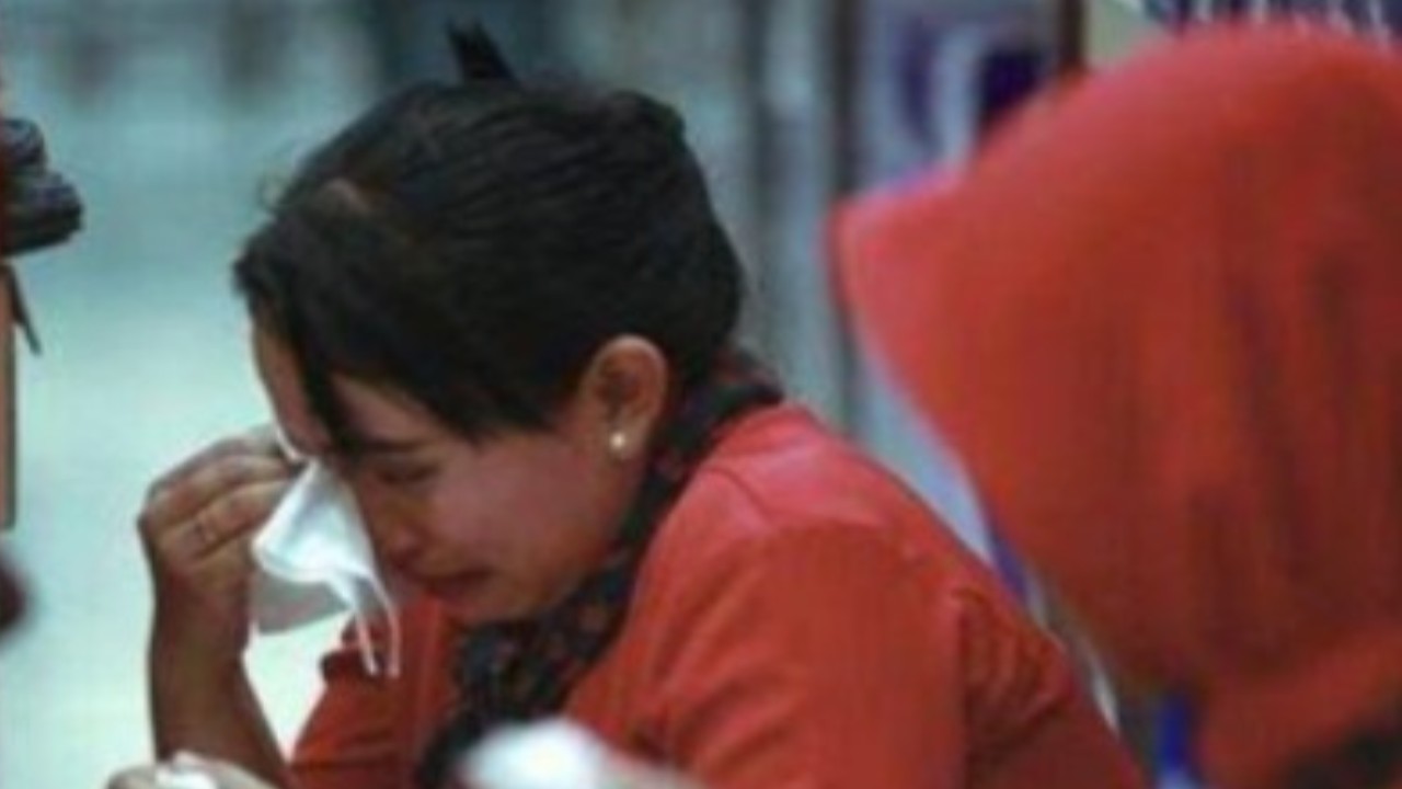 Momen haru karyawati melayani anak kecil belanja. (Tangkap layar)