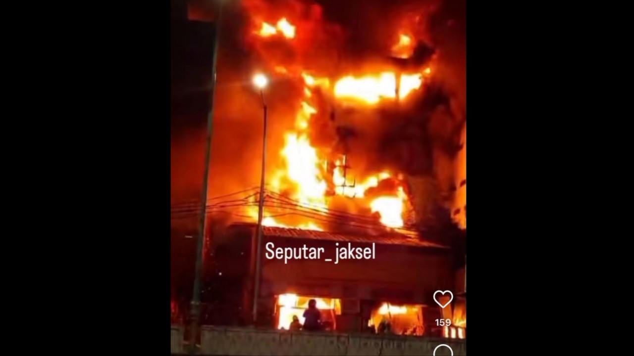 Kebakaran toko bingkai dan lukisan di Mampang Prapatan, Jakarta Selatan. (Instagram)