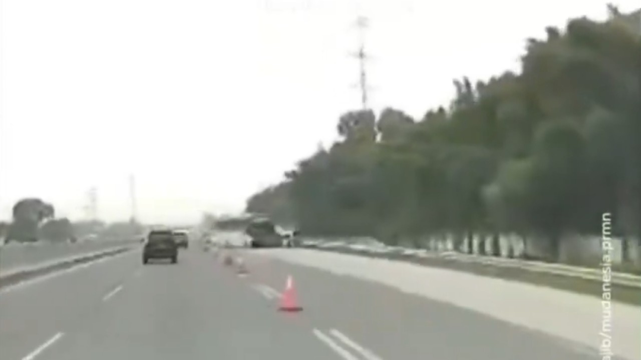 Rekaman video kecelakaan maut Jalan Tol Jakarta-Cikampek saat mobil Gran Max ditabrak bus Primajasa. (X)