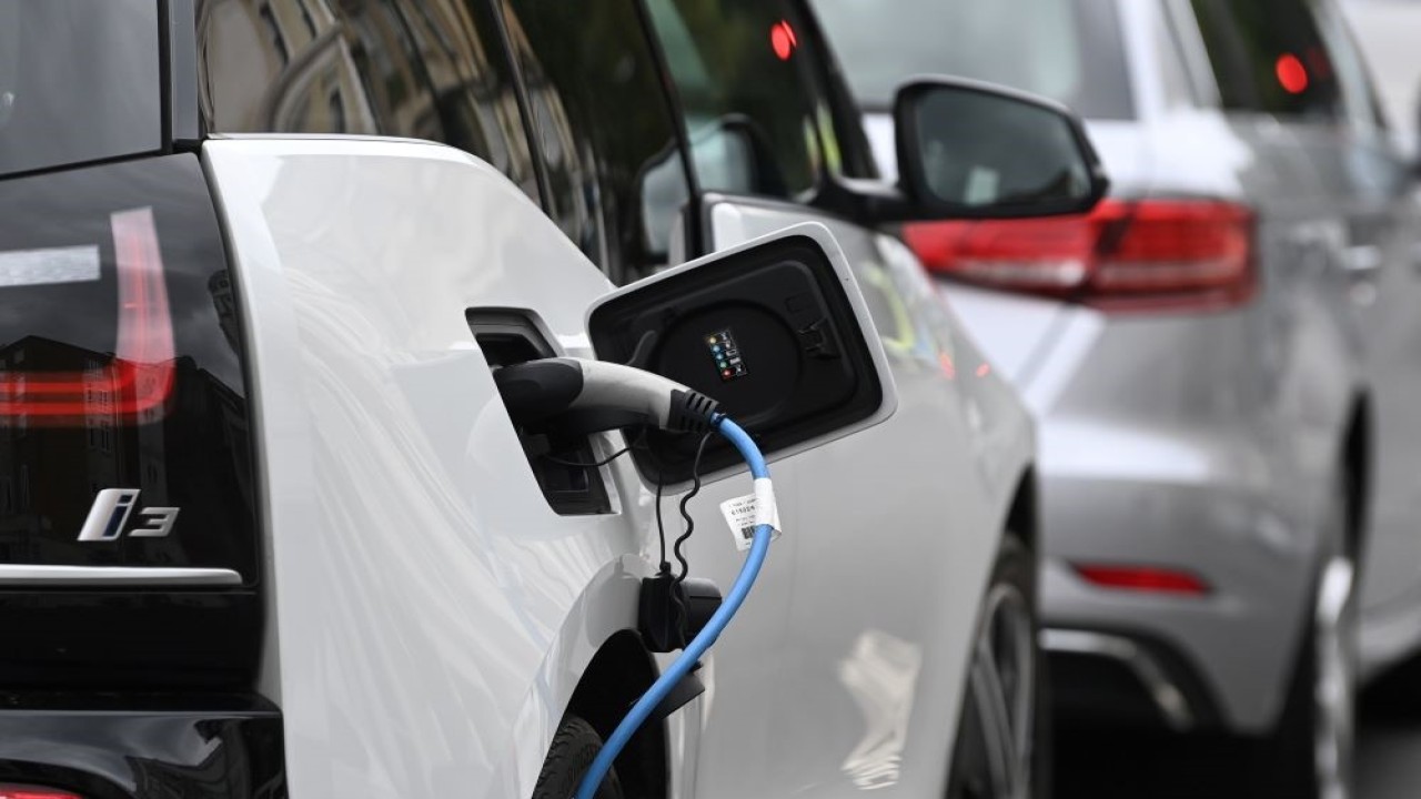 Kendaraan listrik sedang melakukan pengisian daya. (Foto: Reuters)